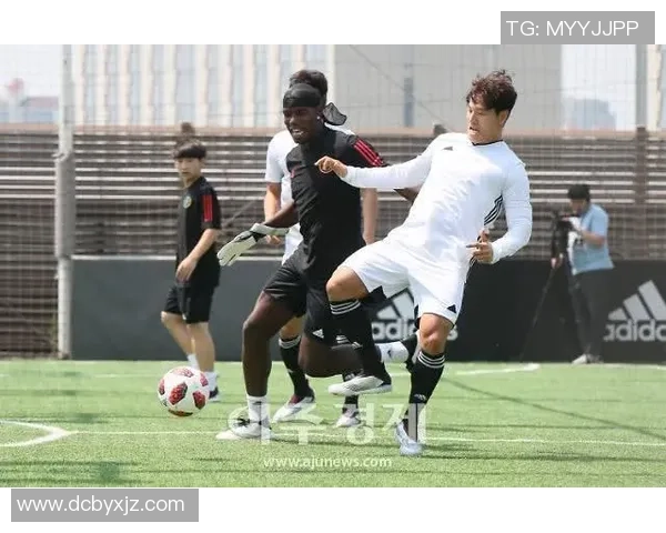 足球明星与熊孩子的奇妙冒险他们的友谊如何改变了彼此的生活